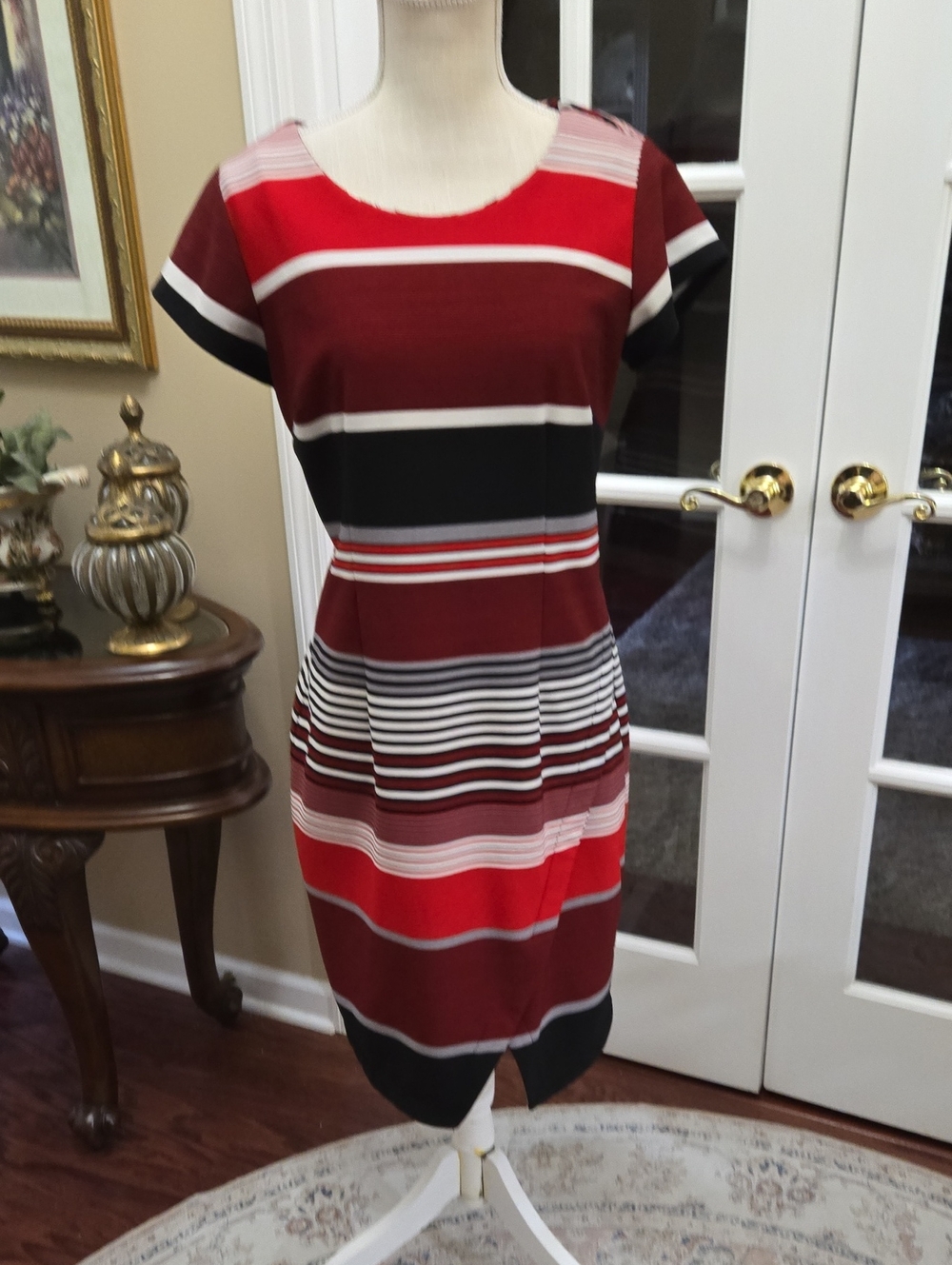 ILE Striped Red and Black Midi Dress Short Sleeves Stretch Round Neck Size 8 EUC
